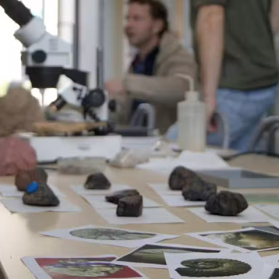 2025 - Quand les g&eacute;ologues font &laquo; parler les pierres &raquo; et d&eacute;poussi&egrave;rent l&rsquo;image de la g&eacute;ologie